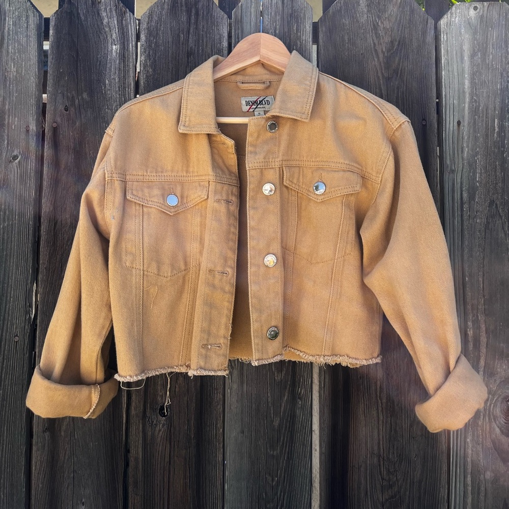 Cropped fitted denim jacket